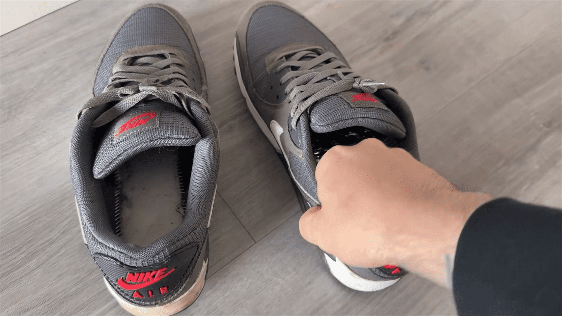 Експерти розповіли, навіщо класти фольгу у взуття