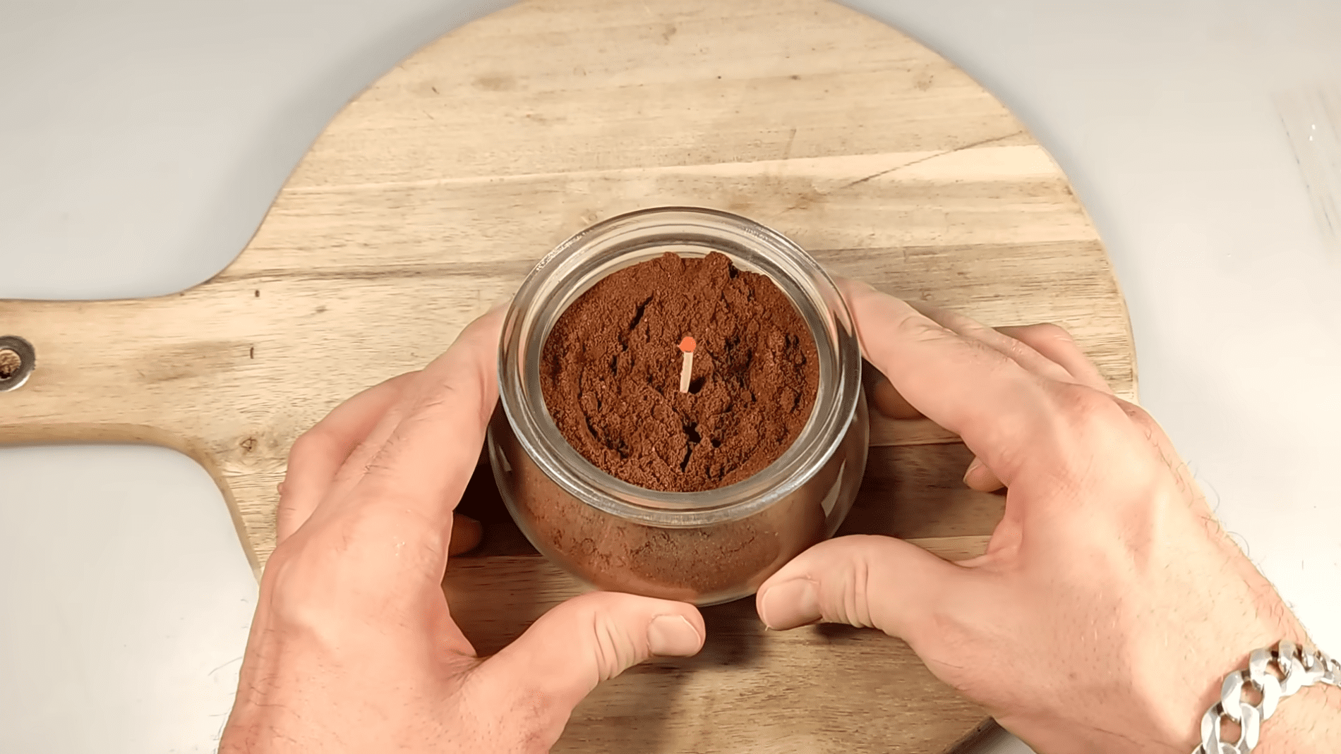 Експерти розповіли, навіщо класти сірник у кавову гущу. Фото: скріншот з YouTube