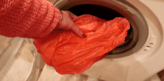 Експерти розповіли, навіщо класти пакет в пральну машину