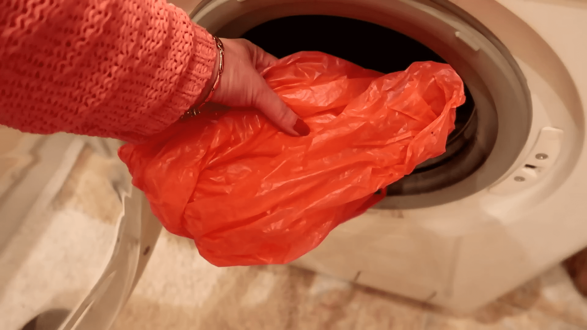 Експерти розповіли, навіщо класти пакет в пральну машину