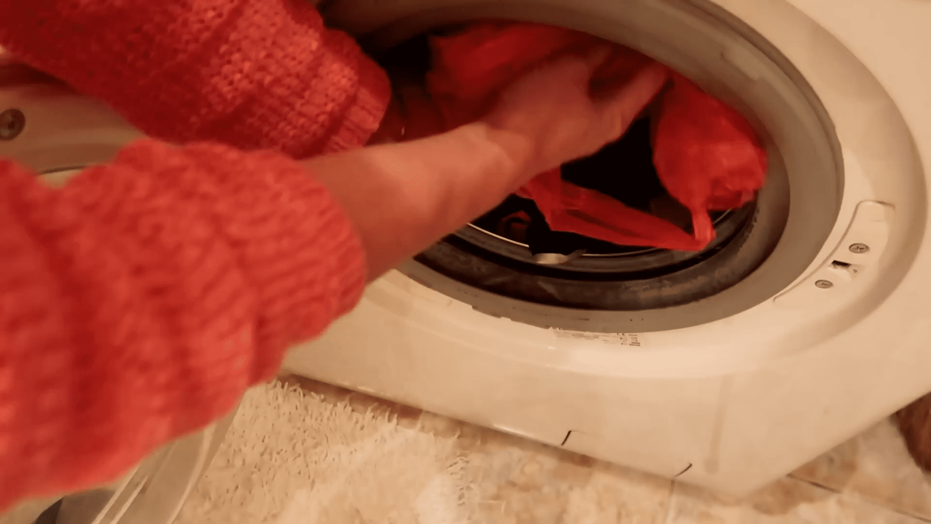 Експерти розповіли, навіщо класти пакет в пральну машину