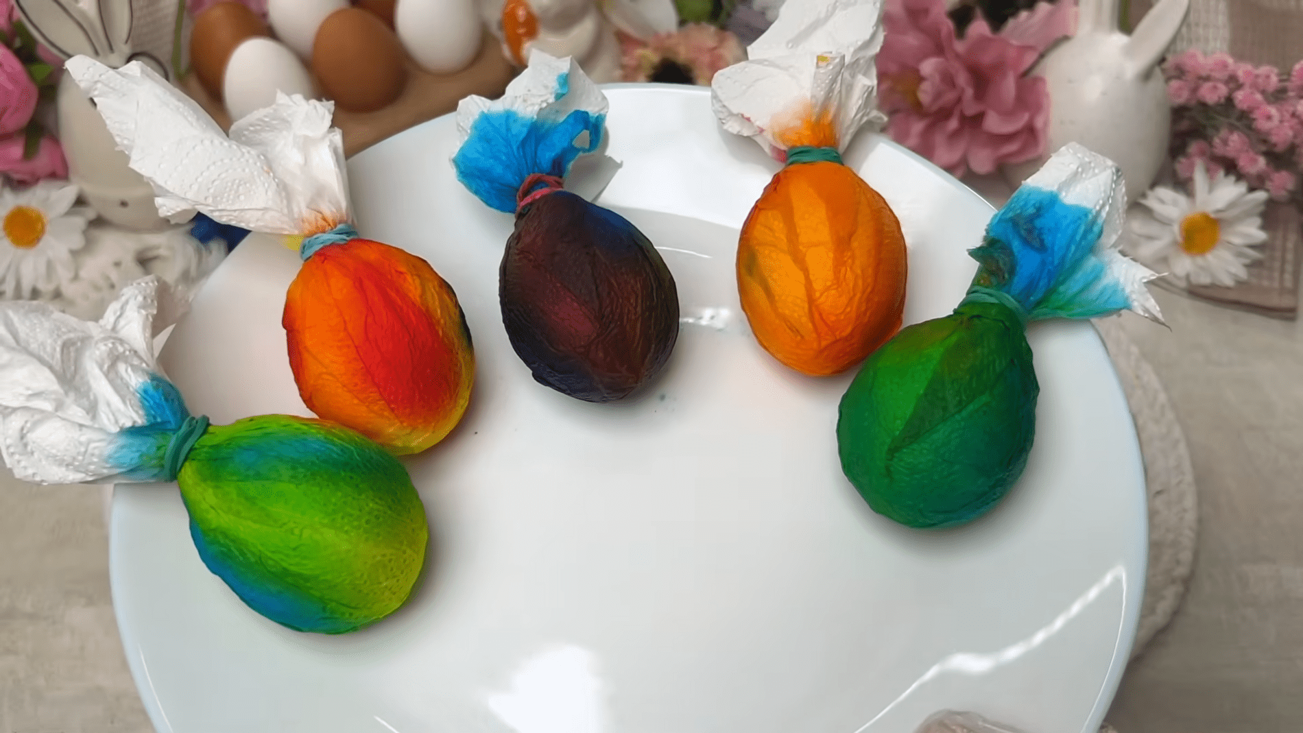 Господині розповіли, як легко і швидко пофарбувати яйця в яскраві кольори. Фото: YouTube/How To Cook