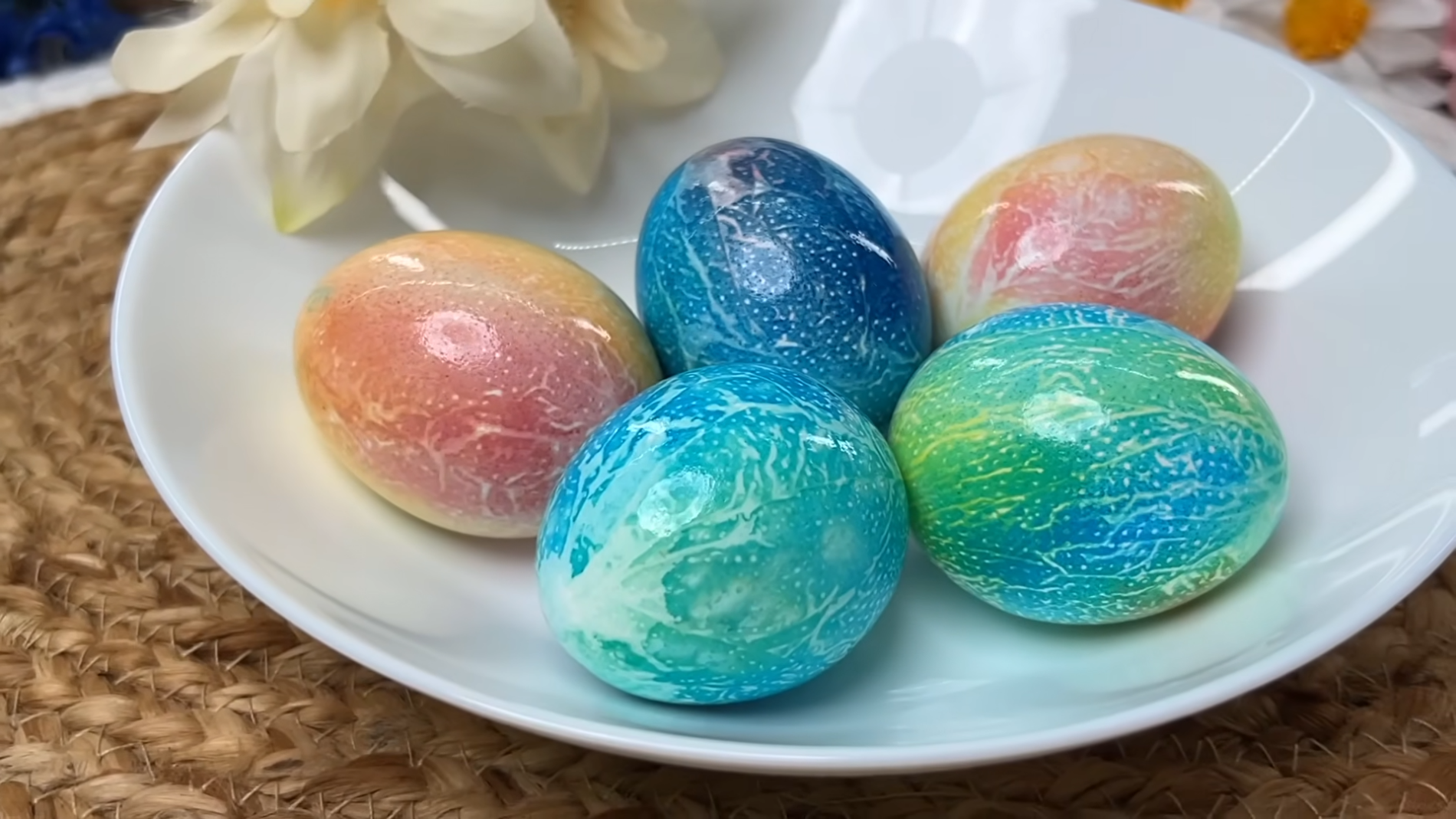 Господині розповіли, як легко і швидко пофарбувати яйця в яскраві кольори. Фото: YouTube/How To Cook