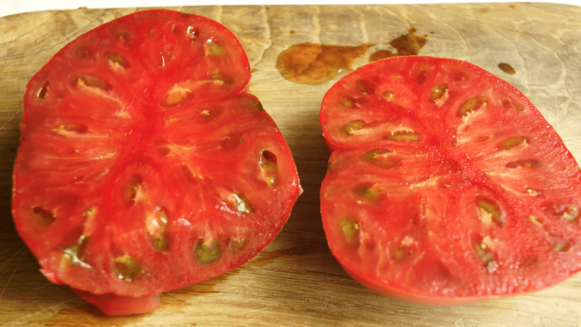 Дачники розповіли про найсмачніші темноплідні сорти томатів