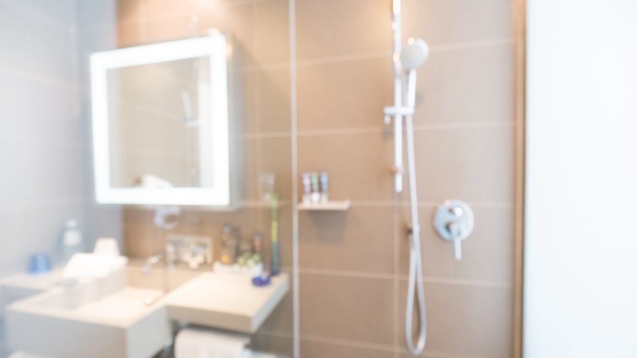 Експерти розповіли про мінуси душової кабіни порівняно з ванною. Фото: Freepik