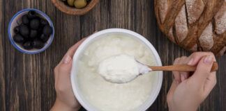 Експерти розповіли, в який час доби краще вживати йогурт. Фото: Freepik