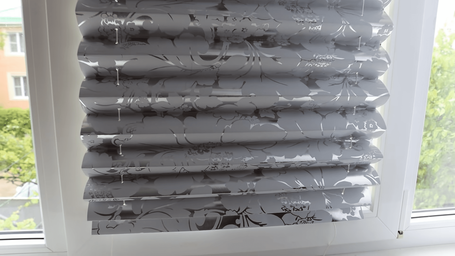 Як зробити стильні жалюзі із залишків шпалер. Фото: Скріншот з YouTube