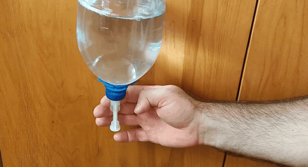 Звичайну пластикову пляшку перетворила на умивальник для дачі: користуюсь сама і вам раджу – трюк на 10 з 10 