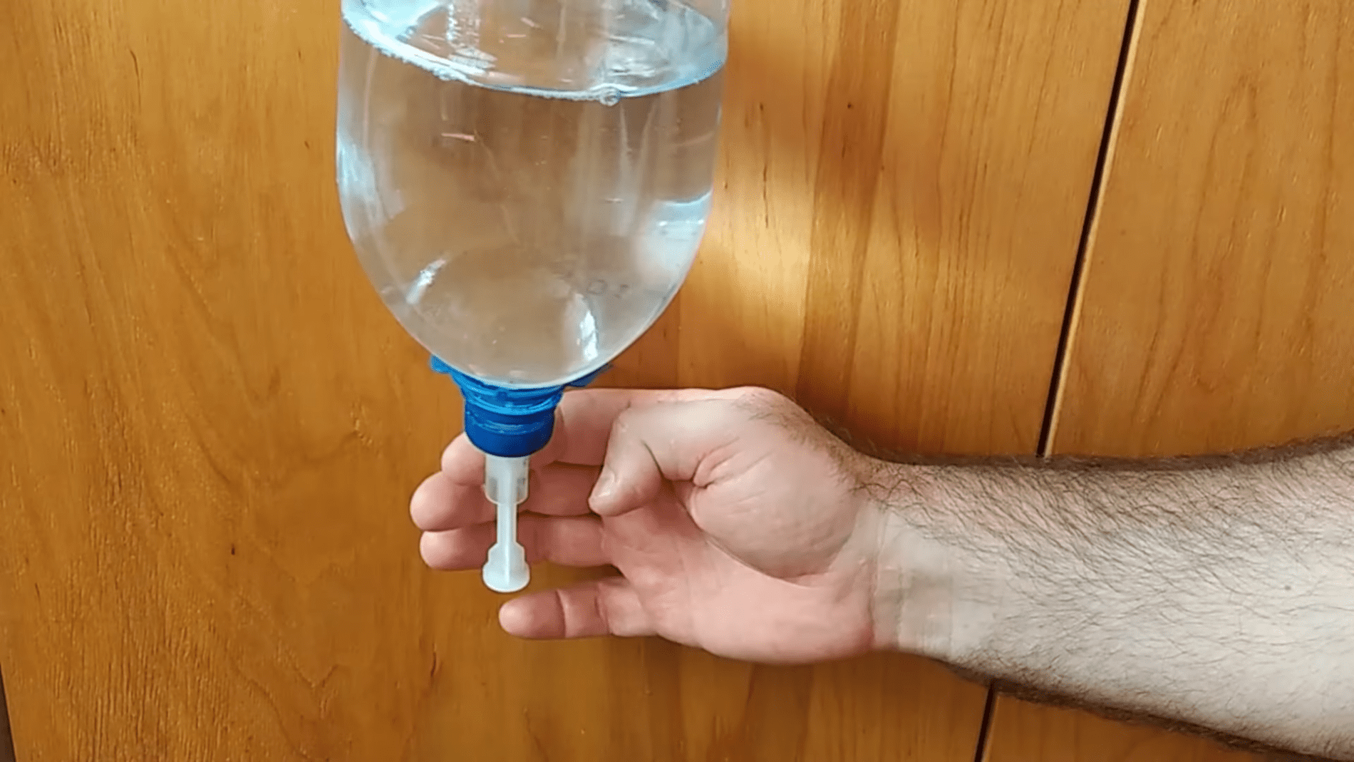 Дачники розповіли, як зробити зручний умивальник із підручних матеріалів