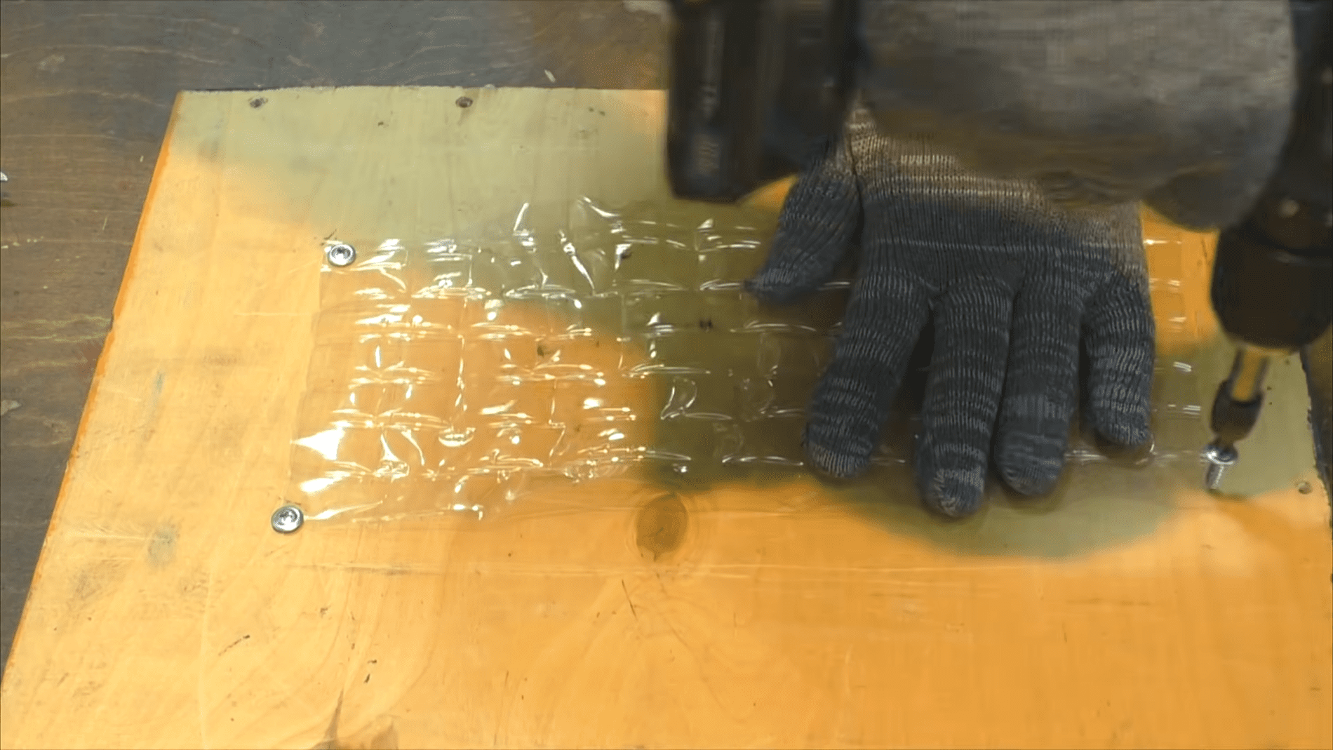 Експерти розповіли, як пластикові пляшки можна використати з користю. Фото: скріншот з YouTube