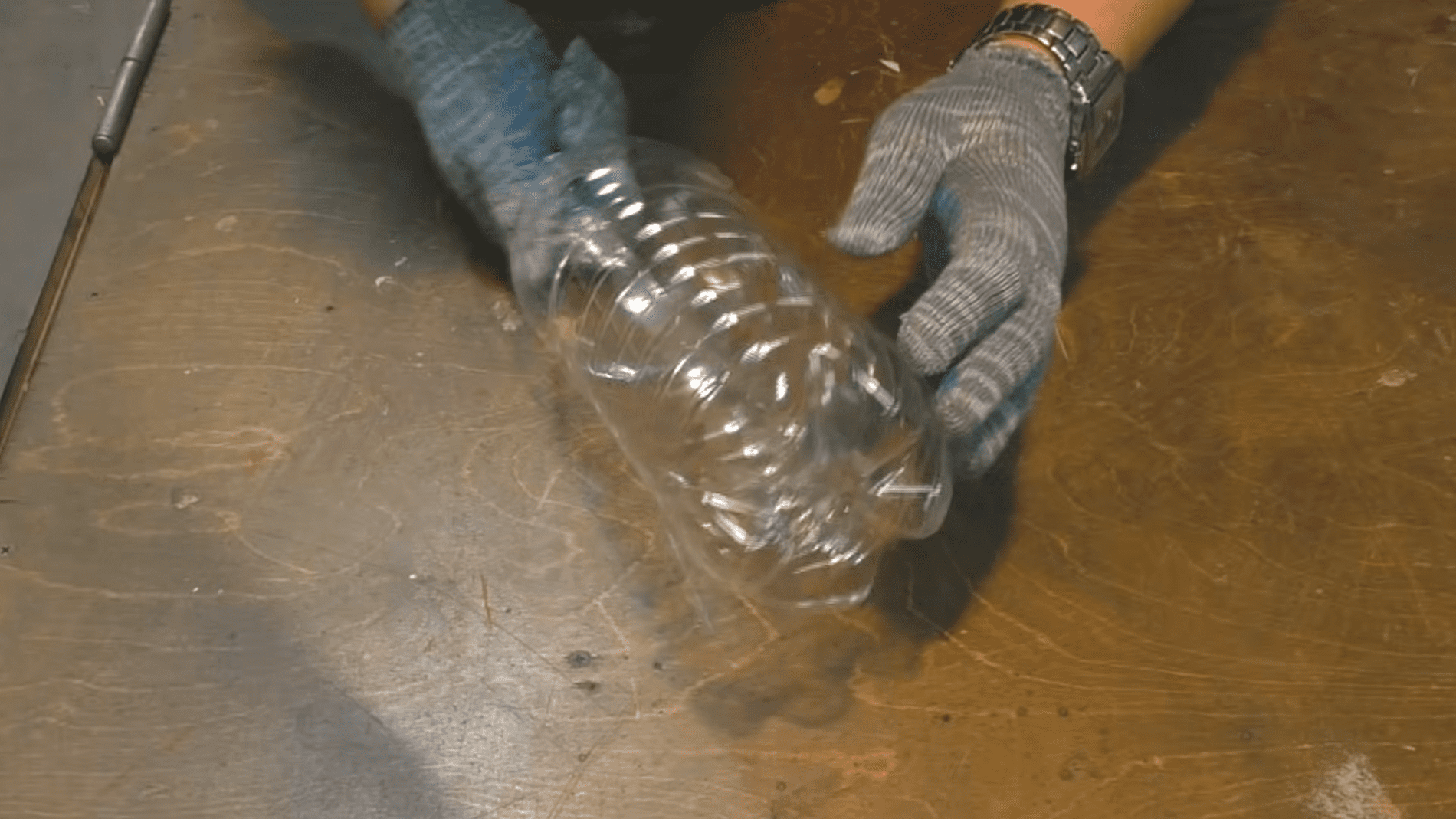 Експерти розповіли,  як пластикові пляшки можна використати з користю. Фото: скріншот з YouTube