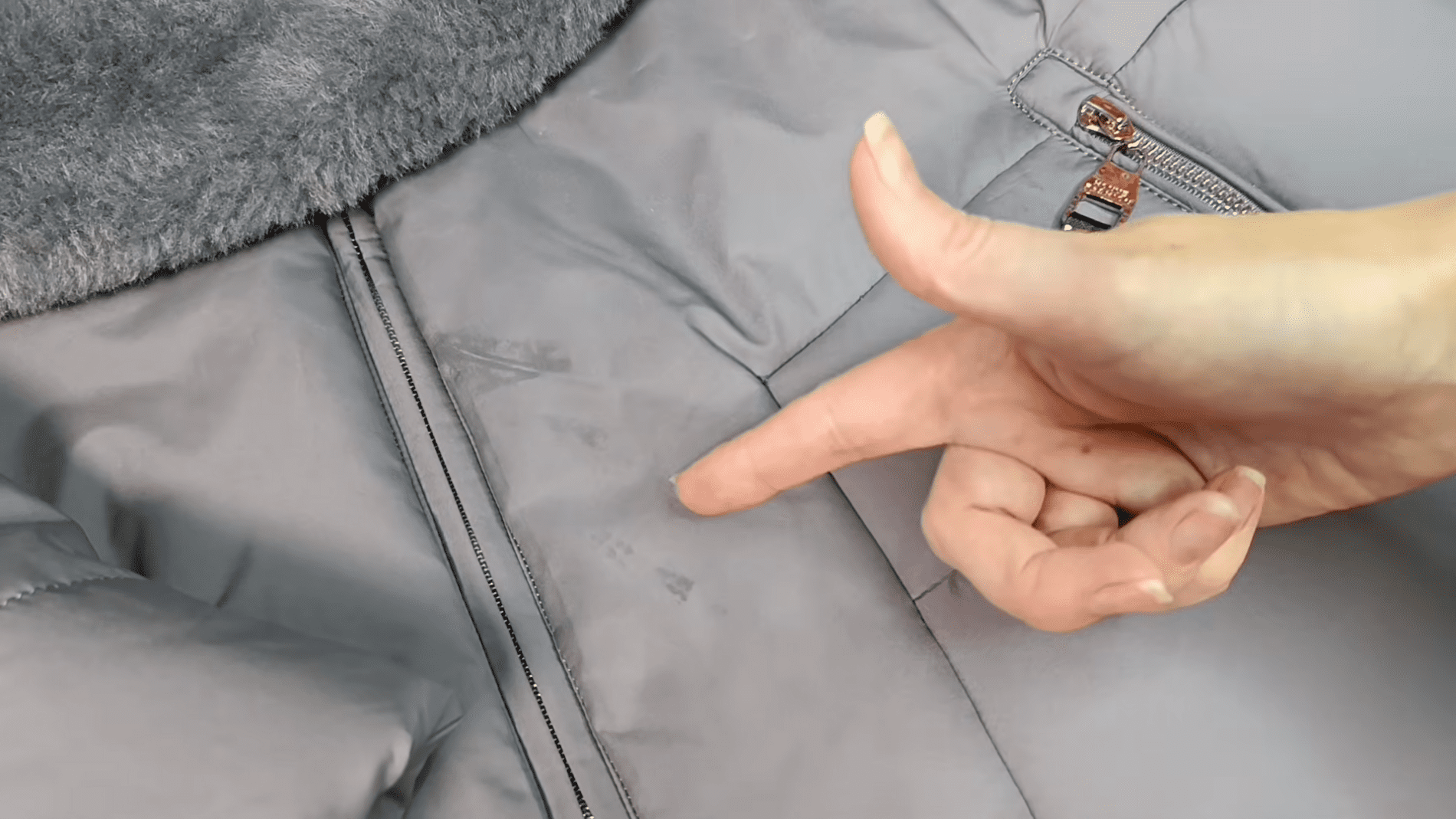 Експерти назвали простий спосіб очистити пальто від плям, розводів і забруднень