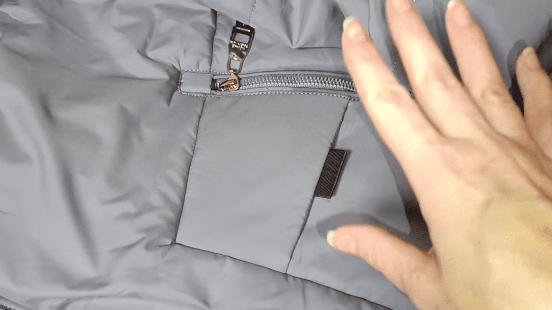 Експерти назвали простий спосіб очистити пальто від плям, розводів і забруднень