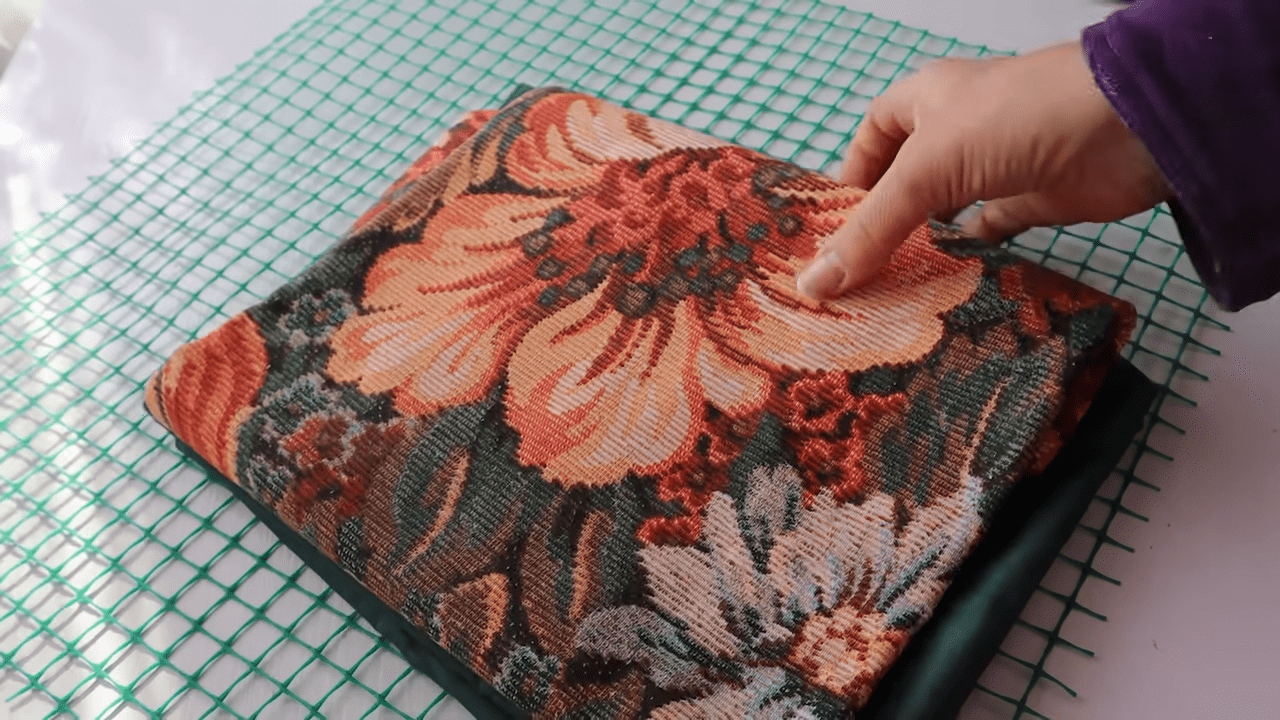 Господині розповіли, як зі старих простирадел зробити практичний килимок. Фото: скріншот з YouTube