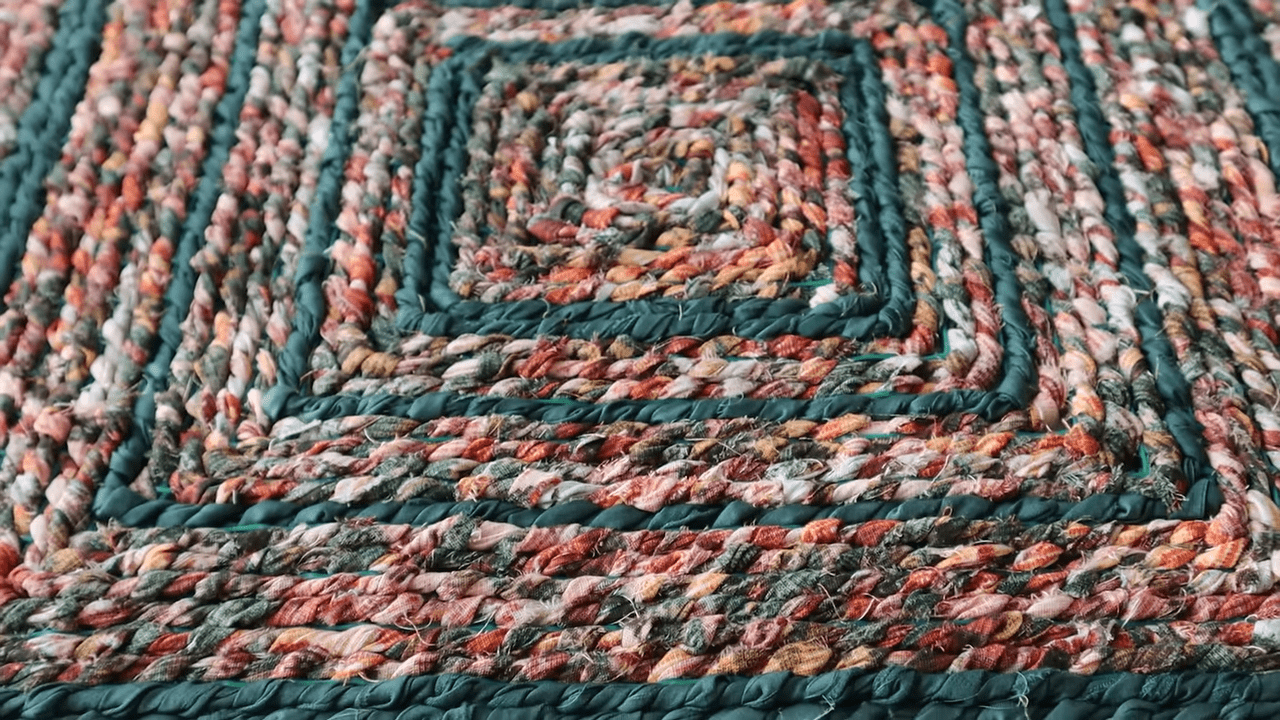 Господині розповіли, як зі старих простирадел зробити практичний килимок. Фото: скріншот з YouTube