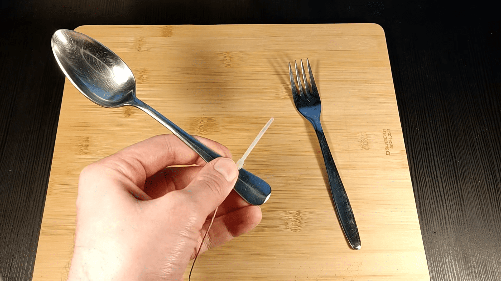 Я прив'язав ложку та виделку