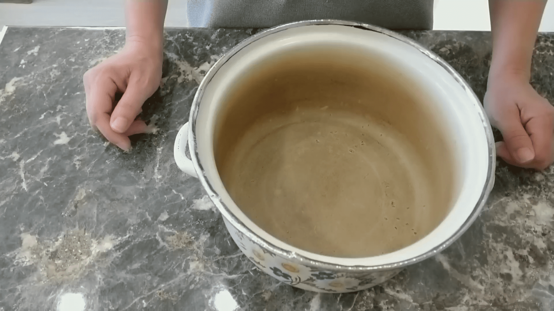 Експерти розповіли, як дуже просто почистити емальований посуд