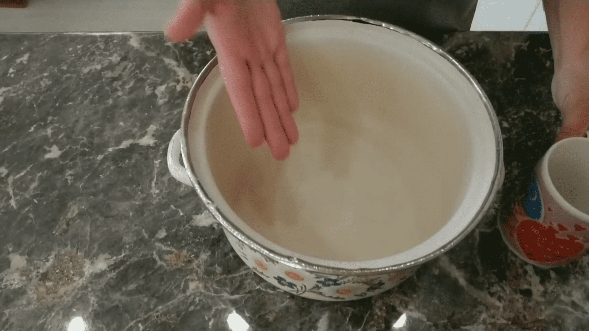 Експерти розповіли, як дуже просто почистити емальований посуд