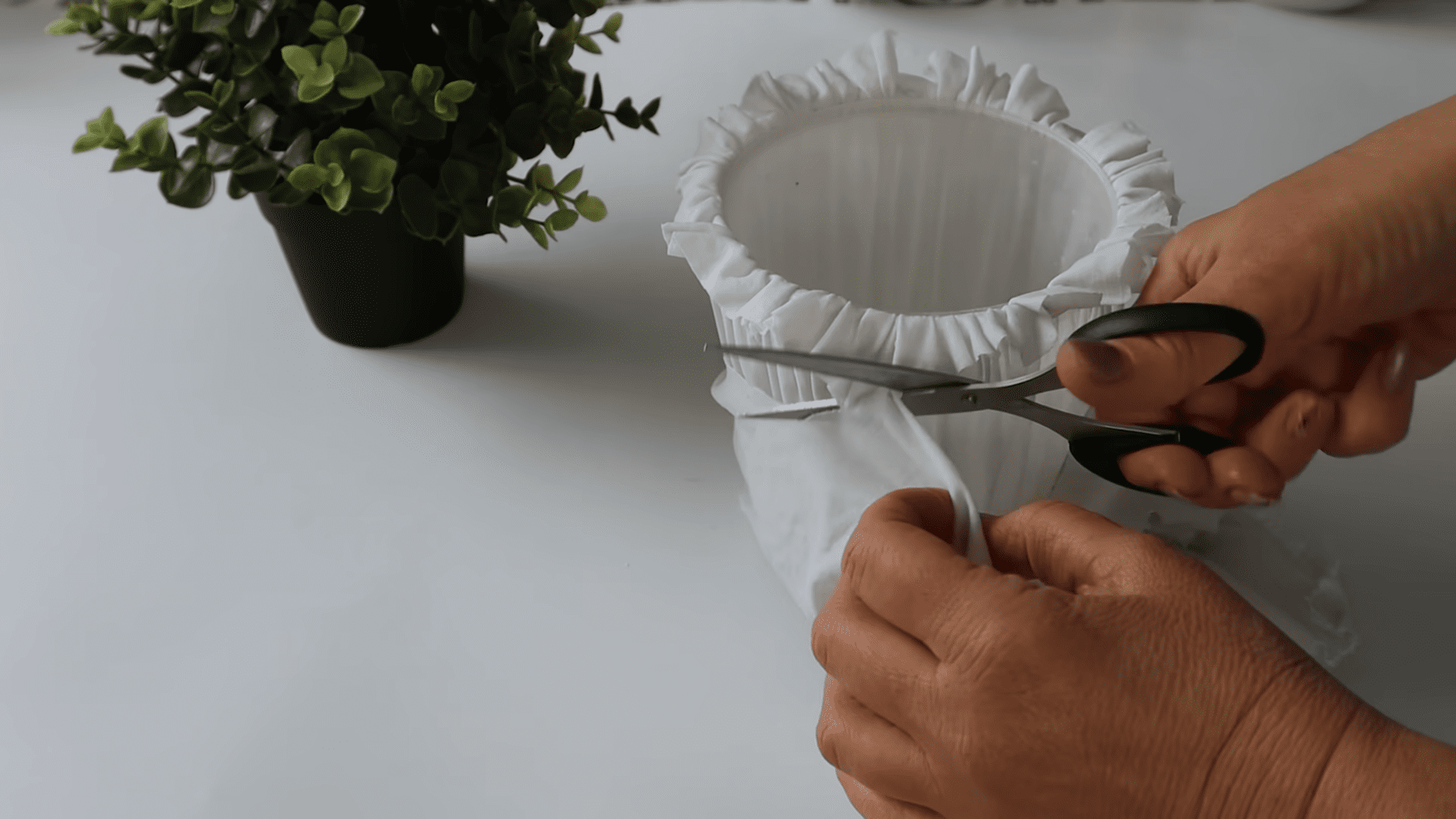 Як створити стильне кашпо для кімнатних рослин. Фото: Скріншот з YouTube