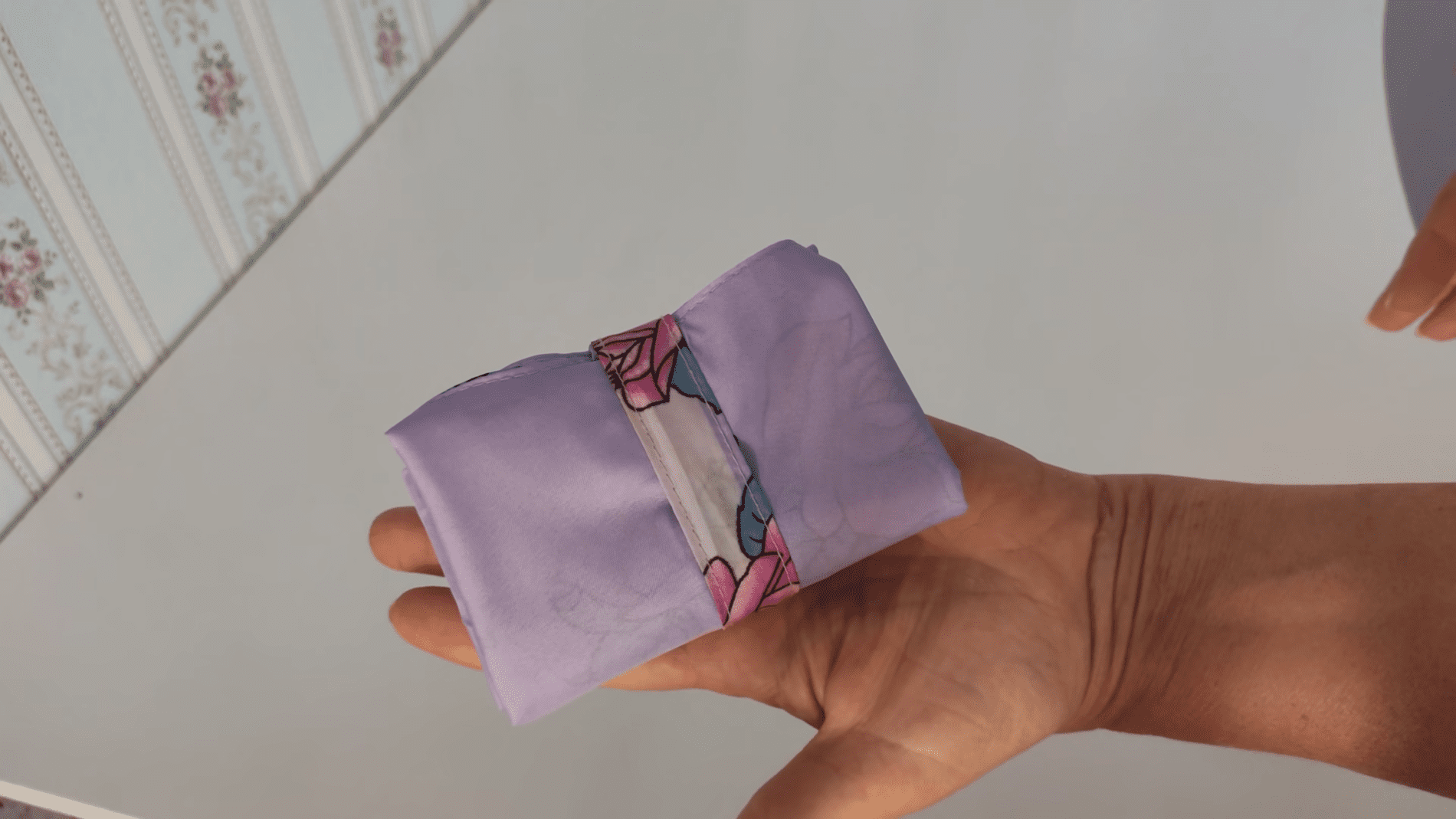 Як перетворити стару парасолю на шопер. Фото: Скріншот з YouTube