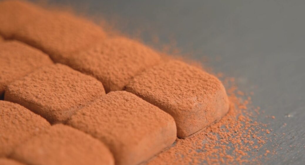 Клянуся, це найсмачніші домашні цукерки в моєму житті: 2 інгредієнти – і “гора” смакоти до кави готова 