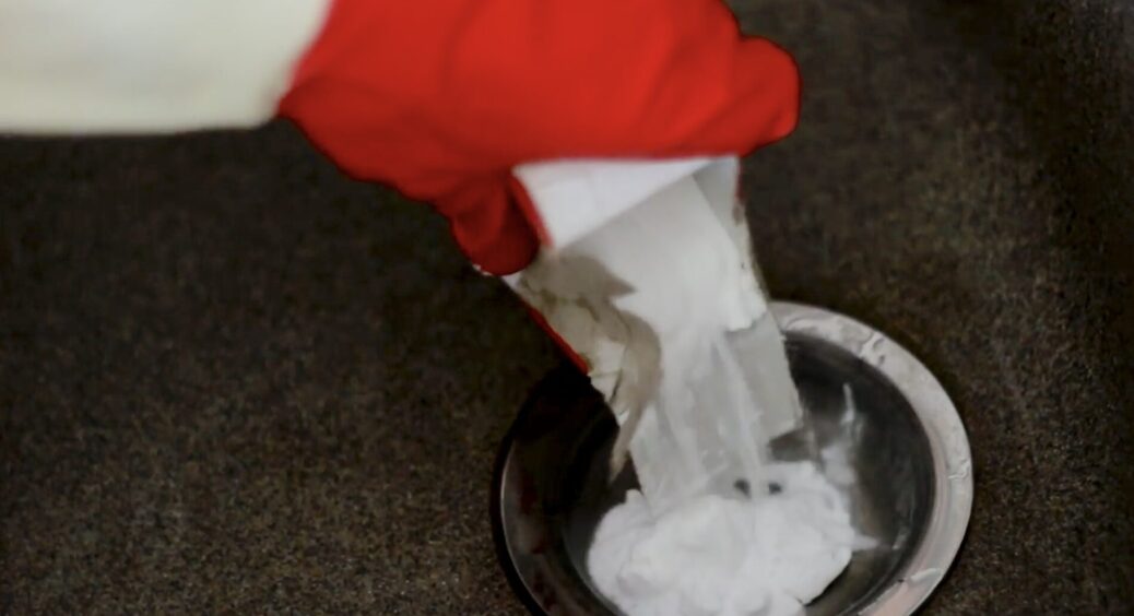 Беру 1 пачку звичайної соди і висипаю в злив раковини на ніч: це не магія, і не “Вуду” 