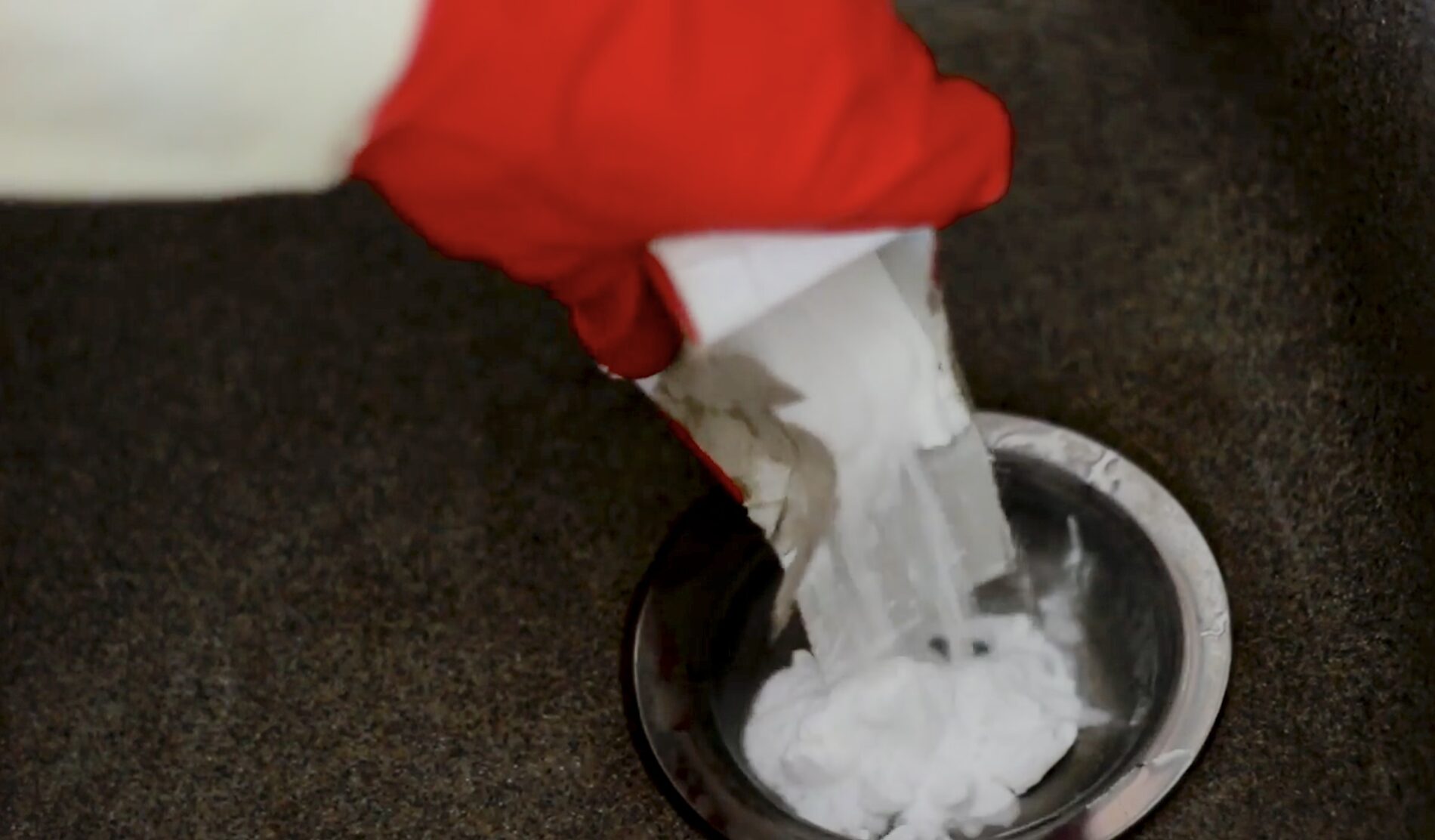 Господині розповіли, як прочистити злив без хімії