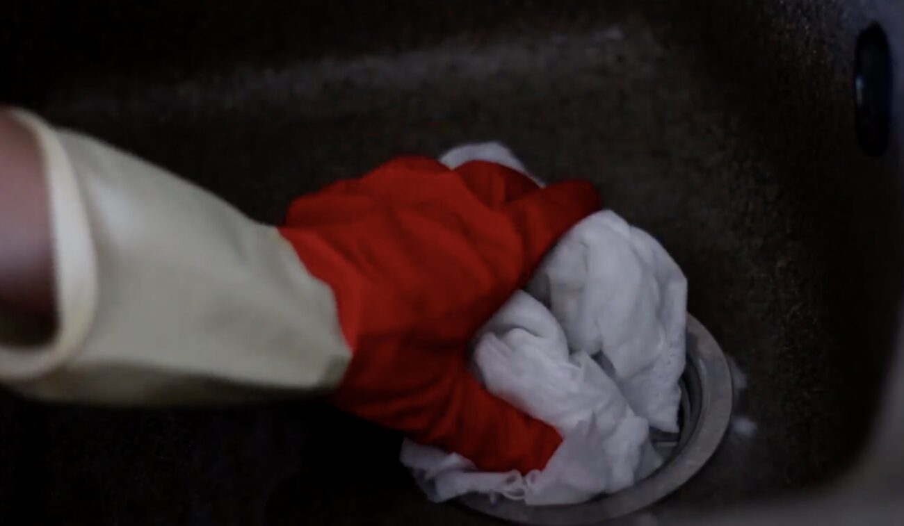 Господині розповіли, як прочистити злив без хімії