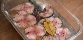 Господині поділилися рецептом смачної солоної скумбрії