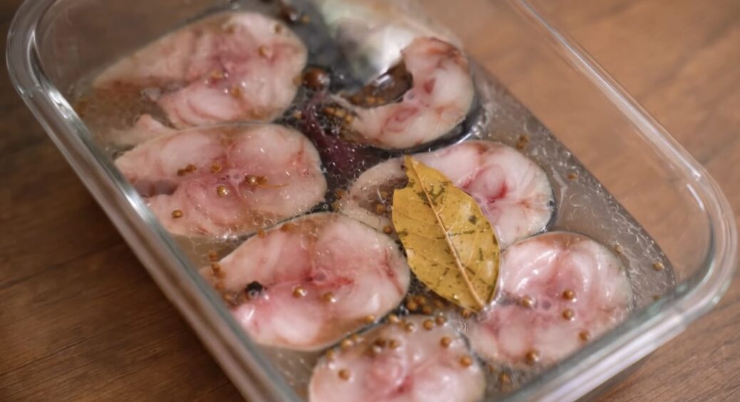 Скумбрію купую тільки сиру – засолюю сама вже років 15: смак, як у бабусі з села, просто “пісня” 