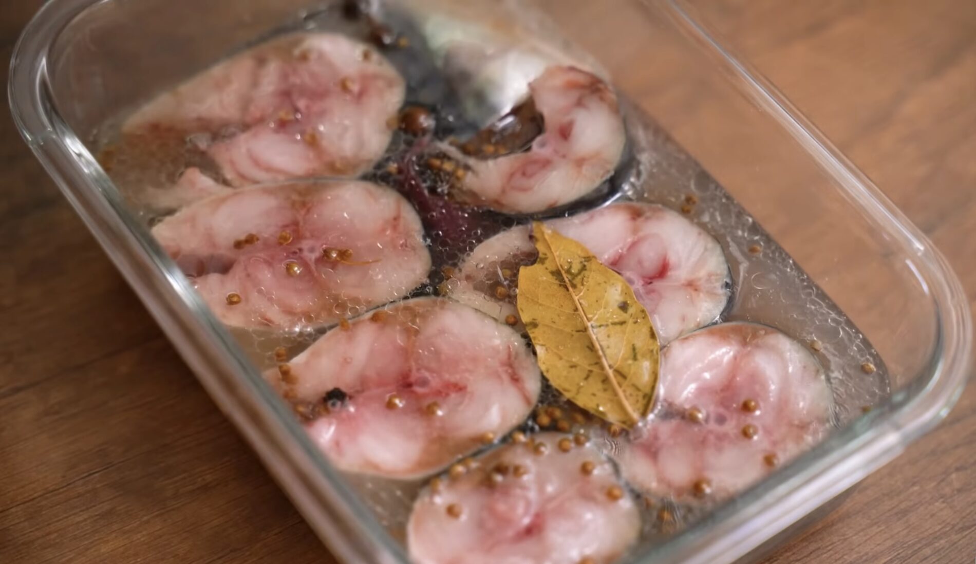 Господині поділилися рецептом смачної солоної скумбрії