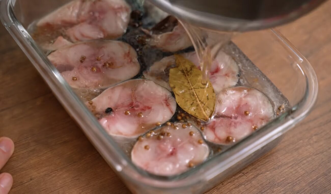 Господині поділилися рецептом смачної солоної скумбрії Господині поділилися рецептом смачної солоної скумбрії