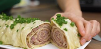 Господині поділилися рецептом рулету з фаршем, який став альтернативою пельменям