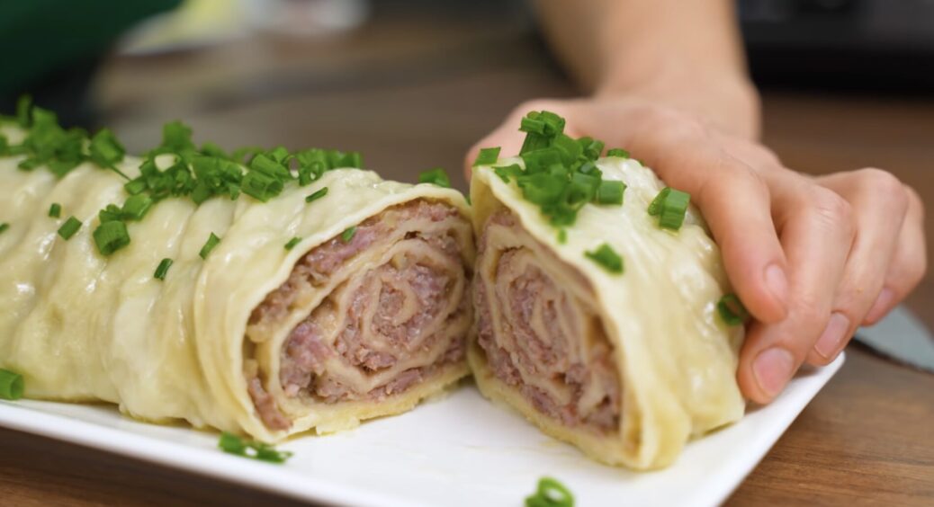 З пельменями возитися по 2 години не хочу – роблю “рулет-пельмень”, і домашні облизують тарілки до скрипу 