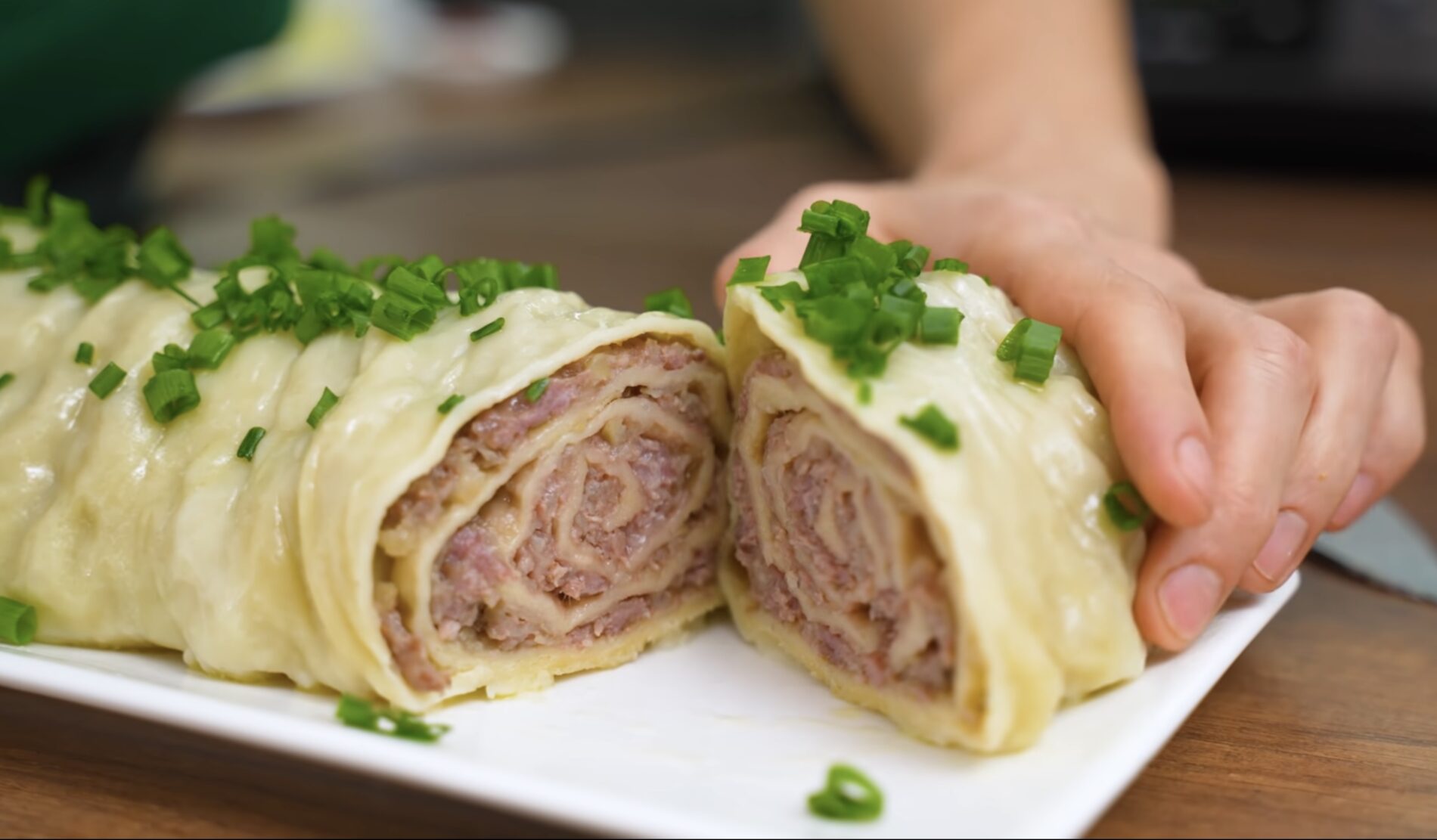 Господині поділилися рецептом рулету з фаршем, який став альтернативою пельменям
