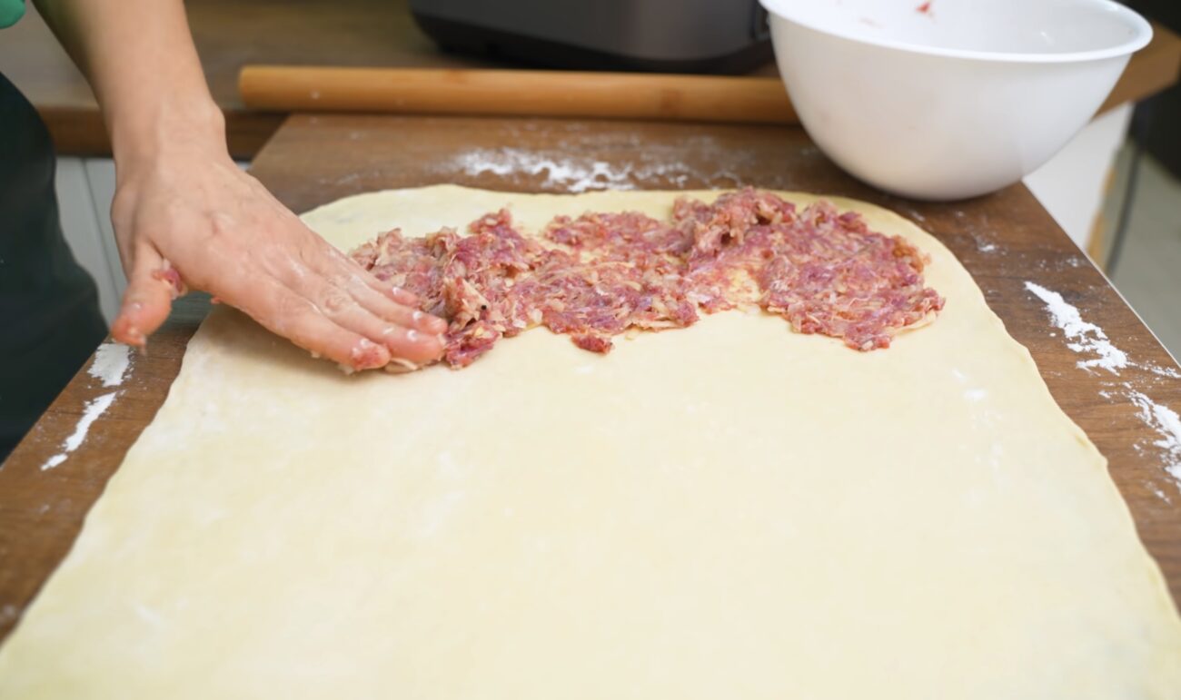 Господині поділилися рецептом рулету з фаршем, який став альтернативою пельменям