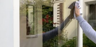 Господині розповіли, як приготувати розчин для миття скла за копійки