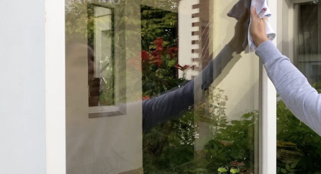 Гості бʼються головами об двері – оце так вимила, що вони скла навіть не помічають: 1 робочий розчин 