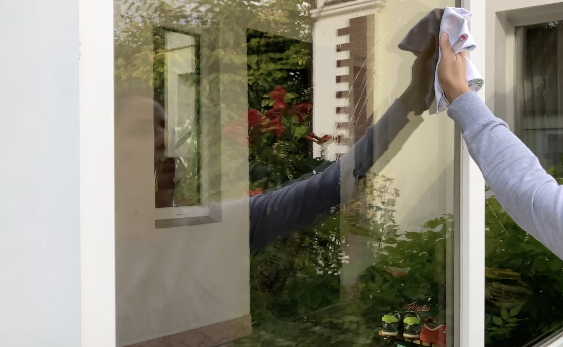Господині розповіли, чим вимити вікна, щоб вони блищали до кінця весни