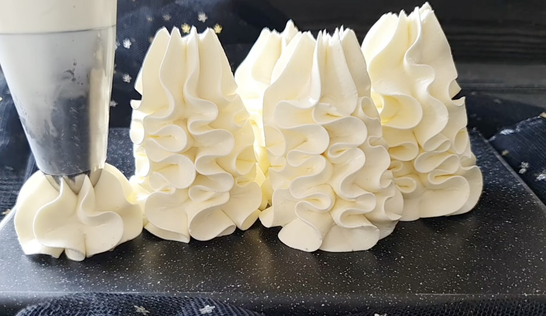 Господині поділилися рецептом універсального крему для тортів