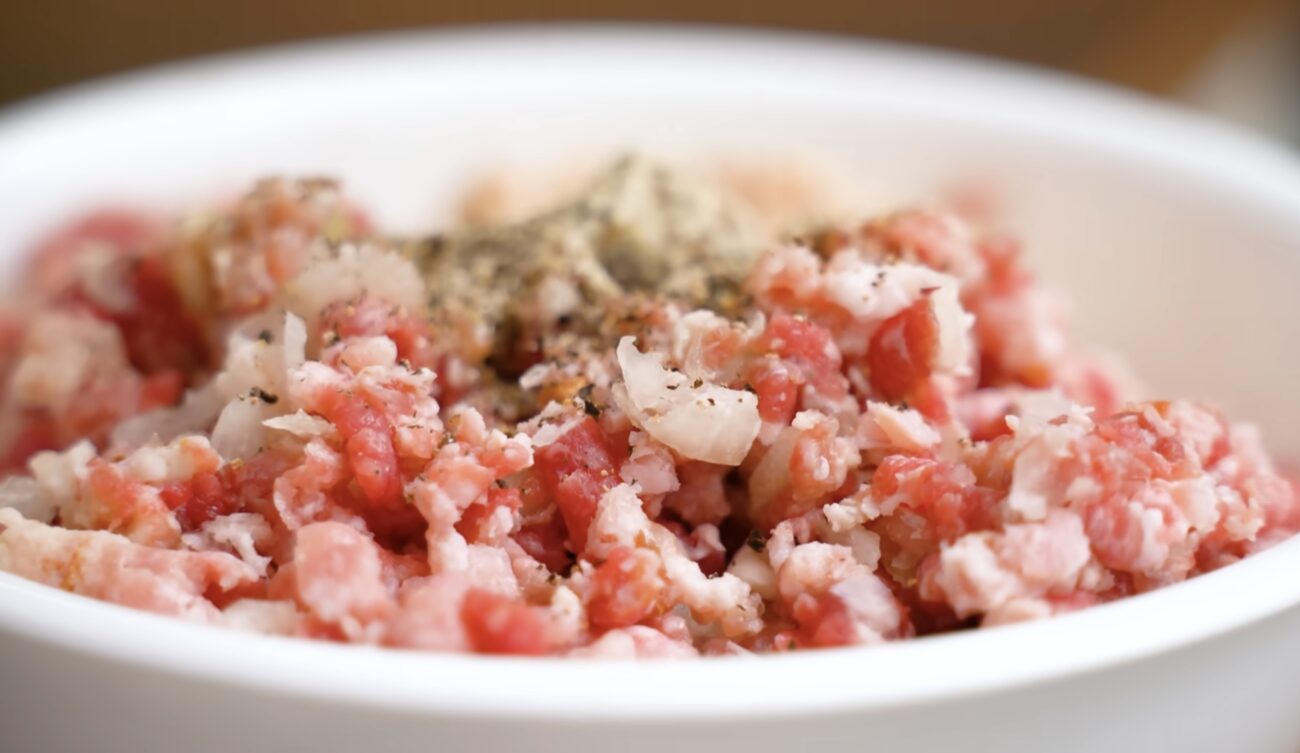 Господині поділилися рецептом соковитого мʼясного хліба 