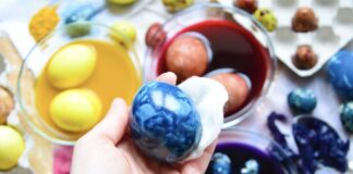 Господині показали, як зробити мармурові крашанки з підручних засобів