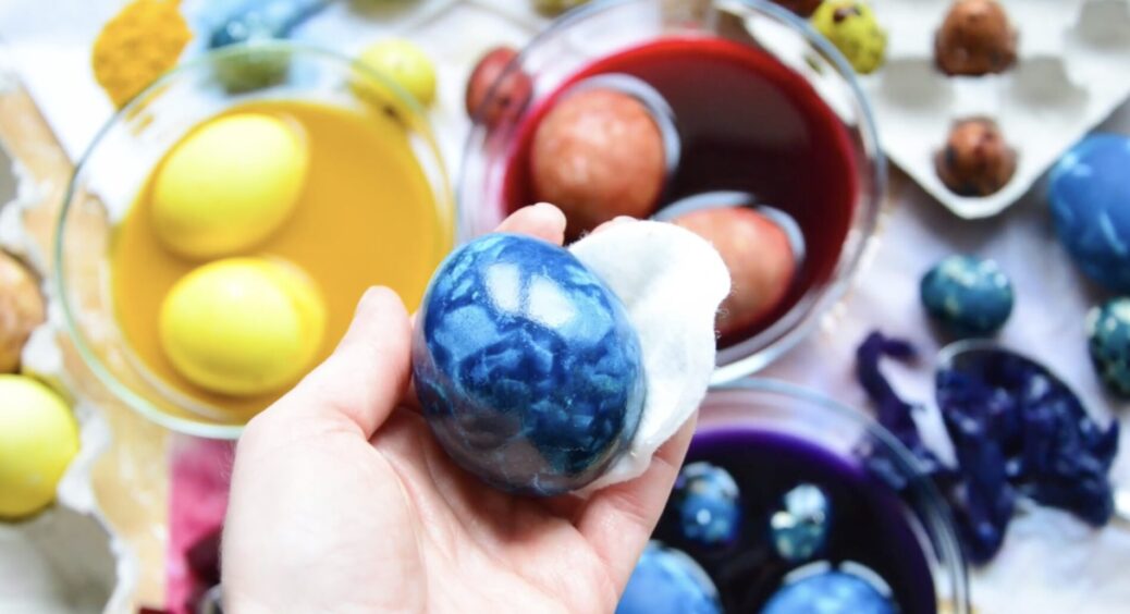 Без цибулевого лушпиння і капронок: “Мармурові яйця” на Великдень – новий натуральний барвник для крашанок 