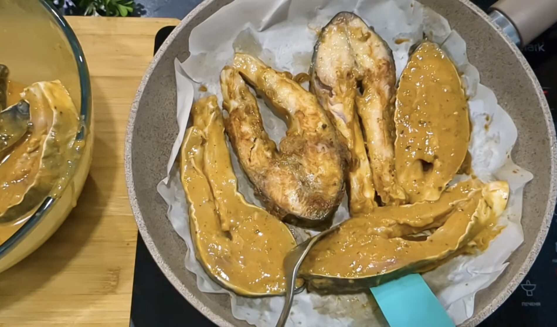 Господині розповіли, на чому смажити рибу і мʼясо, щоб мінімізувати запахи