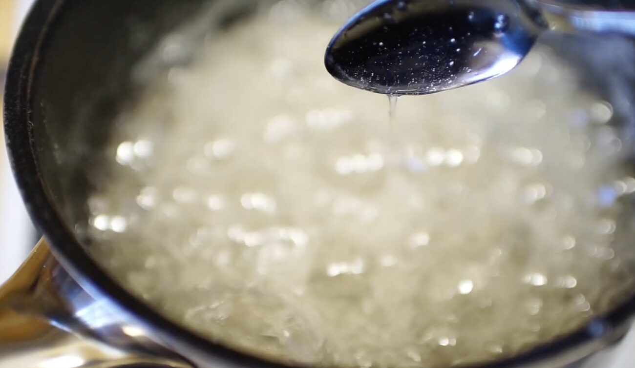 Господині розповіли, як приготувати зефір із розсолу від горошку