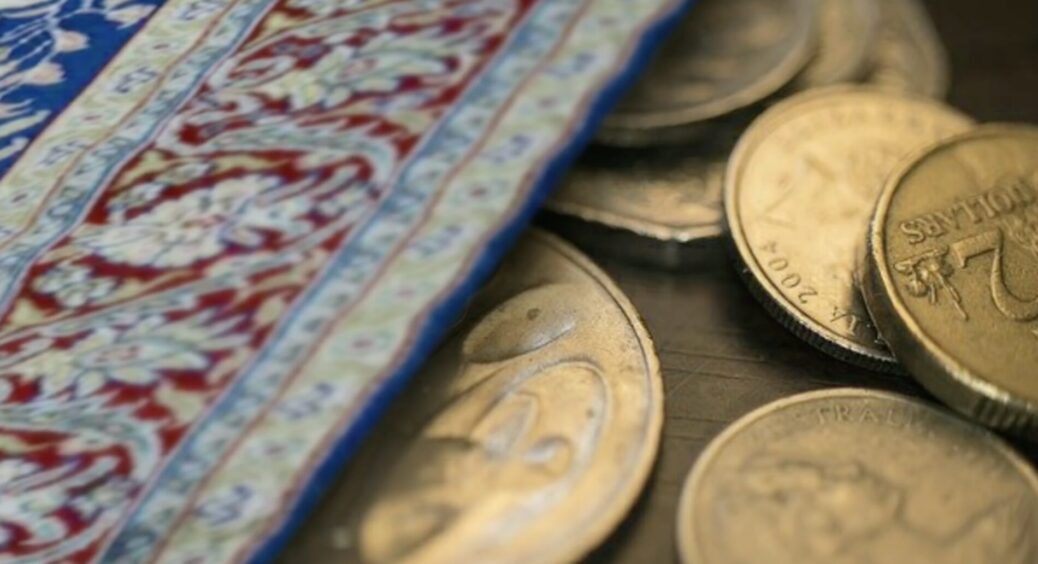 Побачила у старої вчительки 3 монети під килимком біля порогу: зробила так само, і тепер в домі злагода 