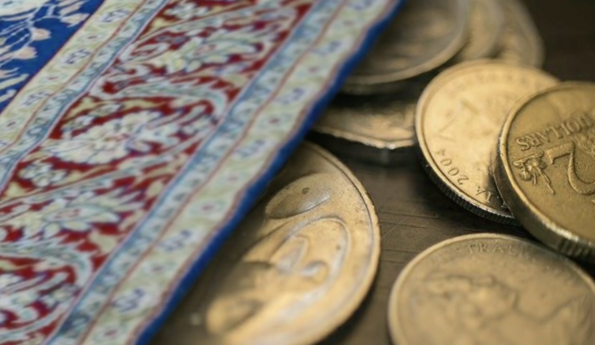 Господині розповіли, навіщо класти монети під килимок біля дверей