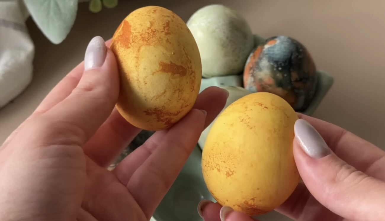 Господині поділилися цікавим способом зробити крашанки на Великдень