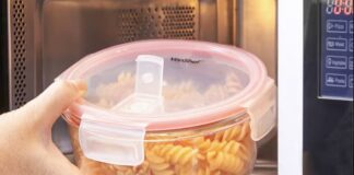 Господині розповіли, які продукти краще розігрівати в мікрохвильовці
