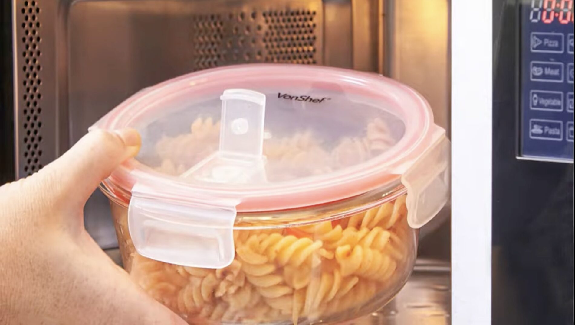 Господині розповіли, які продукти краще розігрівати в мікрохвильовці